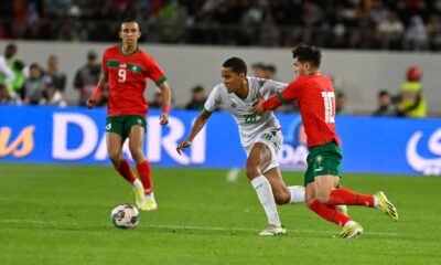 Brahim Díaz (d), de Marruecos, fue registrado este martes, 26 de marzo, al disputar un balón con Omar Ngom (c), de Mauritania, durante un partido amistoso jugado en la ciudad marroquí de Agadir. EFE/EPA/Jalal Morchidi