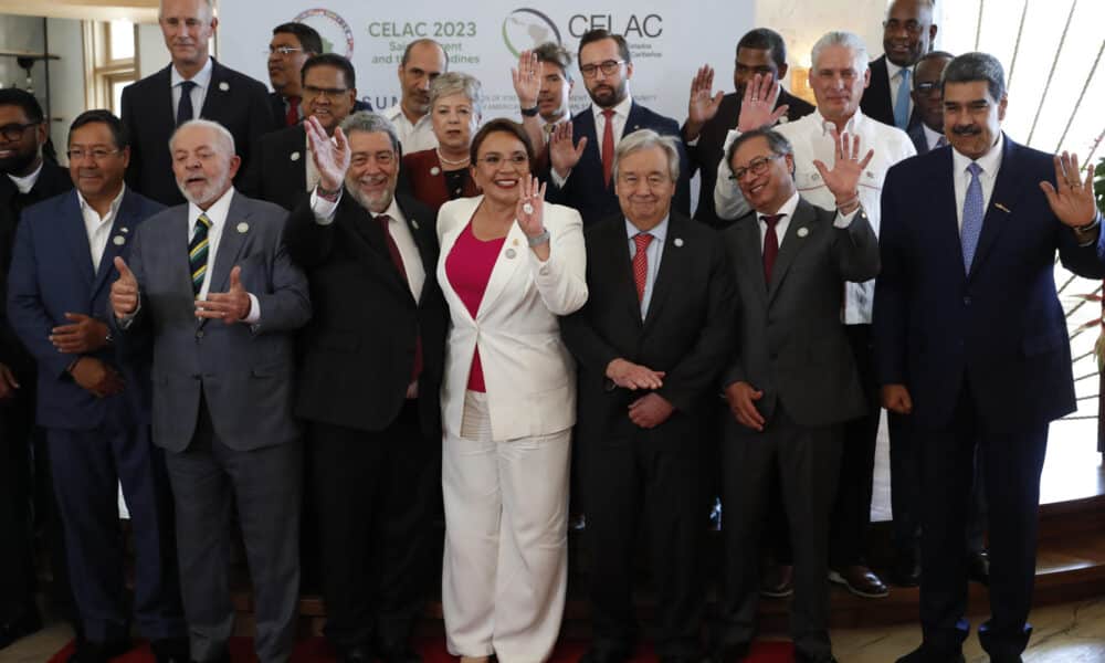 Desde la izquierda en la primera fila: El presidente de Bolivia, Luis Arce; el presidente de Brasil, Luiz Inácio Lula da Silva; la presidenta de Honduras, Xiomara Castro; el secretario general de las Naciones Unidas (ONU), Antonio Guterres; el presidente de Colombia, Gustavo Petro; el presidente de Cuba, Miguel Díaz-Canel, y el presidente de Venezuela, Nicolás Maduro, entre otros representantes de Estados, posan para una fotografía grupal durante la VIII cumbre de la Comunidad de Estados Latinoamericanos y Caribeños (Celac) este viernes, en Kingstown (S. Vicente y Granadinas). EFE/ Bienvenido Velasco