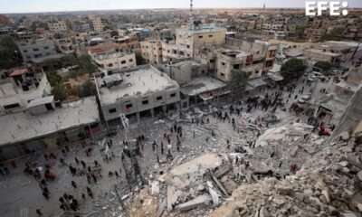 Rafah (-), 09/03/2024.- Ciudadanos palestinos inspeccionan un área atacada por Israel este sábado. EFE/EPA/HAITHAM IMAD