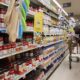 Un cliente compra alimentos en un supermercado en Washington (EE.UU.). Foto de archivo. EFE/Michael Reynolds
