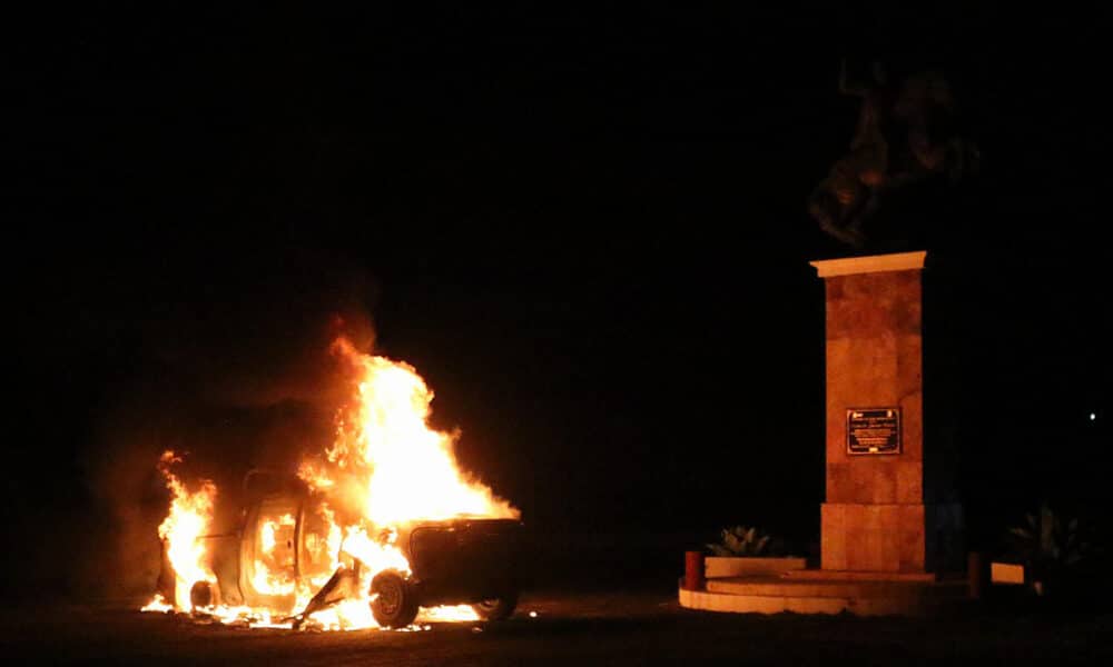 Fotografía de una patrulla de la Guardia Nacional (GN) incendiada por supuestos estudiantes normalistas este sábado en municipio de Tixtla, estado de Guerrero (México). EFE/José Luis de la Cruz