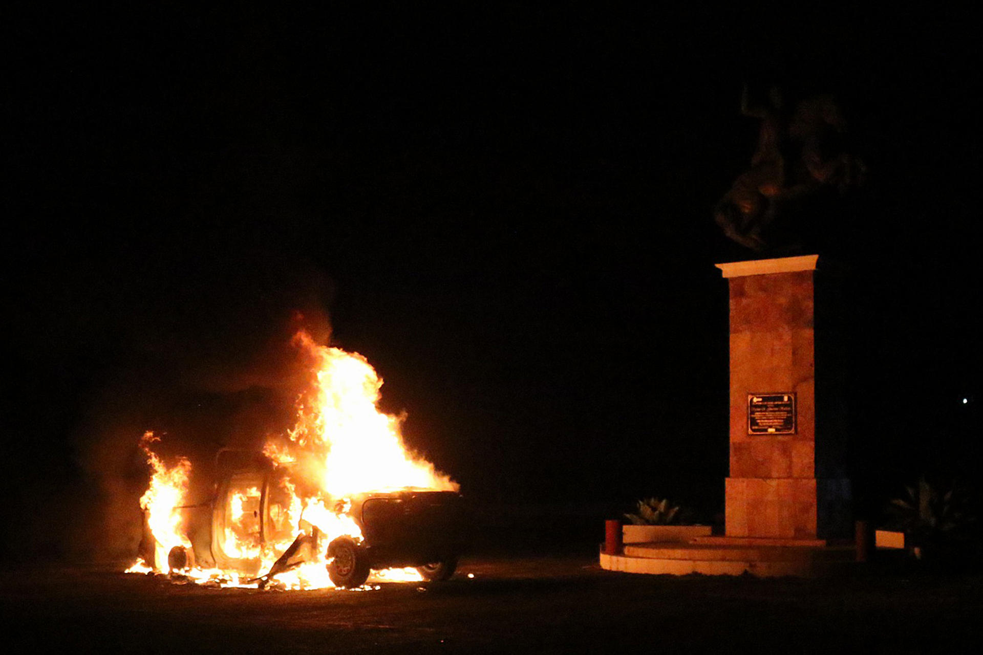 Fotografía de una patrulla de la Guardia Nacional (GN) incendiada por supuestos estudiantes normalistas este sábado en municipio de Tixtla, estado de Guerrero (México). EFE/José Luis de la Cruz