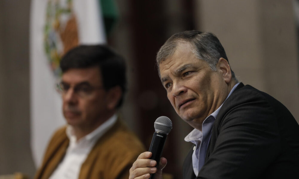 El expresidente de Ecuador, Rafael Correa, participa en el conversatorio "El rol de los medios de comunicación en América Latina" este miércoles, en el Complejo Cultural Los Pinos en la Ciudad de México (México). EFE/ Isaac Esquivel
