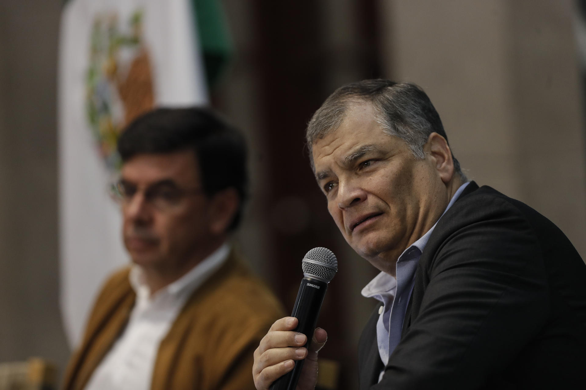 El expresidente de Ecuador, Rafael Correa, participa en el conversatorio "El rol de los medios de comunicación en América Latina" este miércoles, en el Complejo Cultural Los Pinos en la Ciudad de México (México). EFE/ Isaac Esquivel