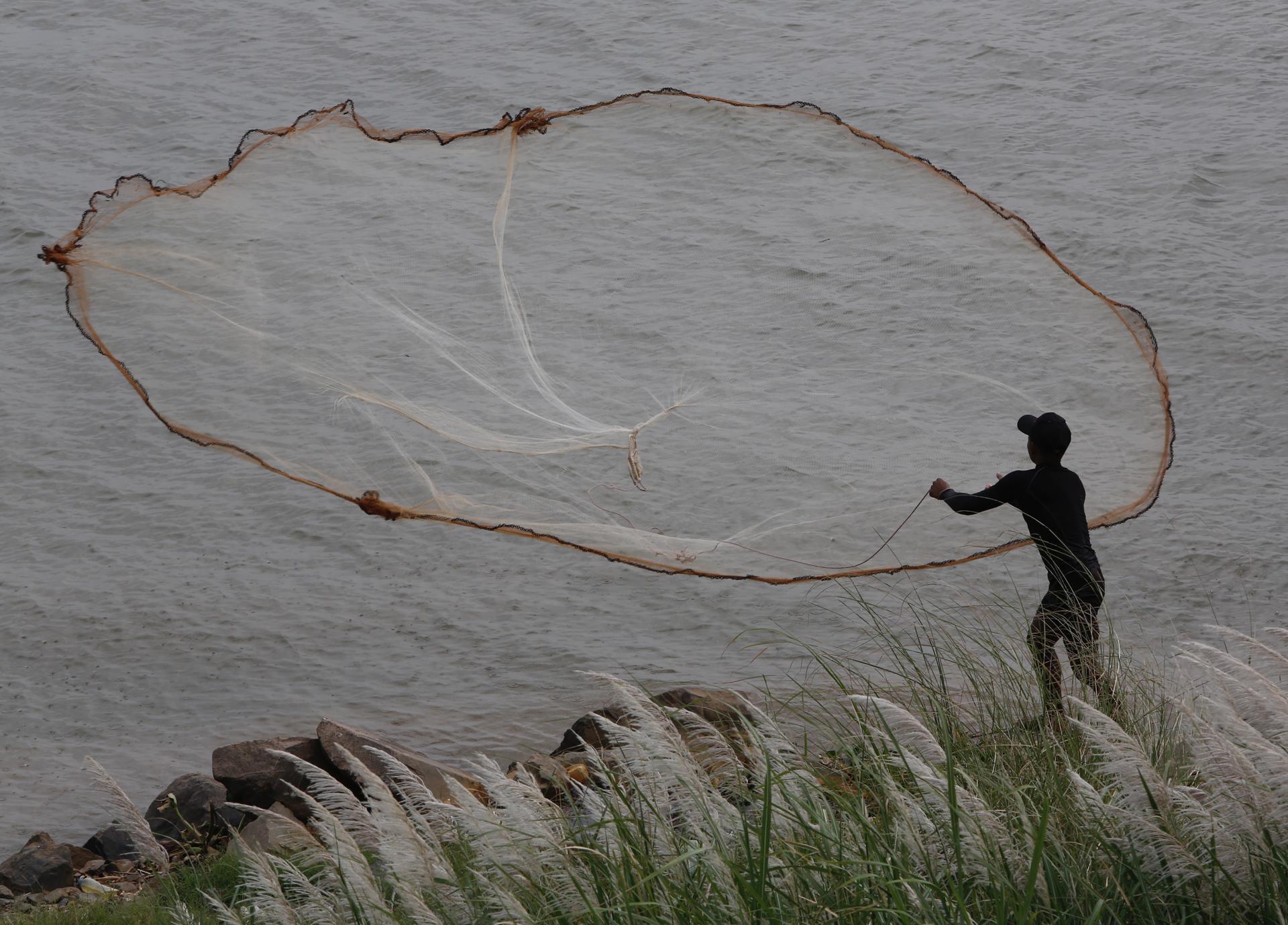 Foto de archivo de un pescador en la parte camboyana del Mekong. EFE/EPA/KITH SEREY