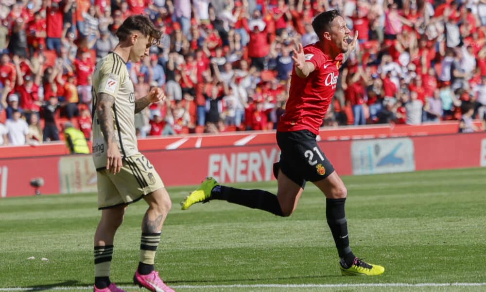 El defensa del Mallorca Antonio Raíllo (d) celebra el primer gol de su equipo durante el partido de LaLiga disputado entre el RCD Mallorca y el Granada disputado este sábado en el estadio de Son Moix de la capital balear. EFE/Cati Cladera