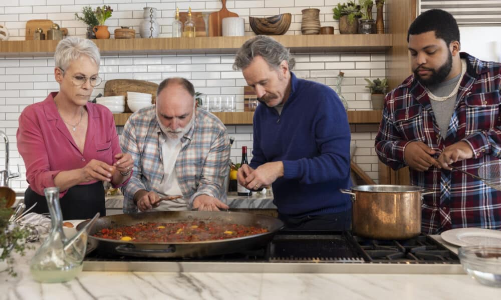 Fotograma cedido por Prime Video donde aparecen (de izq. a dcha.) la actriz Jamie Lee Curtis, el chef José Andrés, y los actores Bryan Cranston y O’Shea Jackson Jr, durante una escena de 'Dinner Party Diaries con José Andrés' que llegará a los hogares estadounidenses, del Reino Unido, España, Argentina, Chile, Colombia, Ecuador, Guatemala, México, Nicaragua, Panamá, Uruguay, Venezuela, el próximo 19 de marzo. EFE/Michael Muller/Prime Video