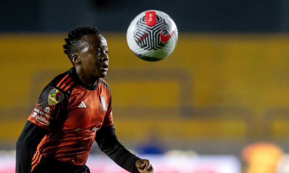 Cherstinah Kgatlana de Tigres femenil controla el balón en una jugada ante Chivas durante un partido correspondiente a la jornada 12 del Torneo Clausura 2024 de la Liga Femenil Mx celebrado este sábado en el estadio Universitario de la ciudad de Monterrey (México). EFE/Miguel Sierra