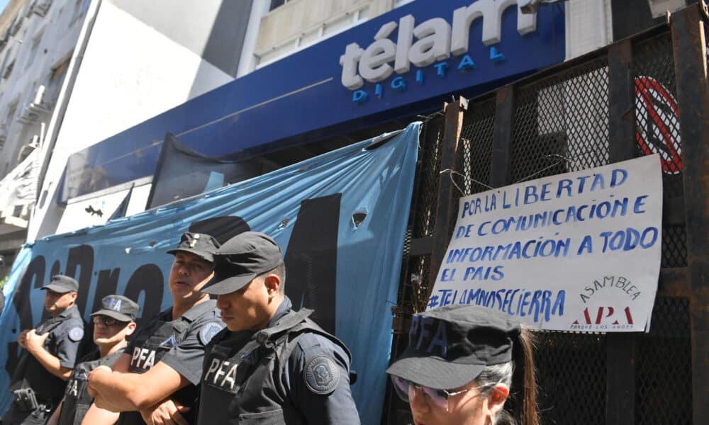 Oficiales de la Policía Federal Argentina custodian las oficinas de la agencia estatal de noticias Télam tras su cierre por orden del Ejecutivo, este lunes, en el barrio de San Telmo, en Buenos Aires (Argentina). EFE/Enrique García Medina