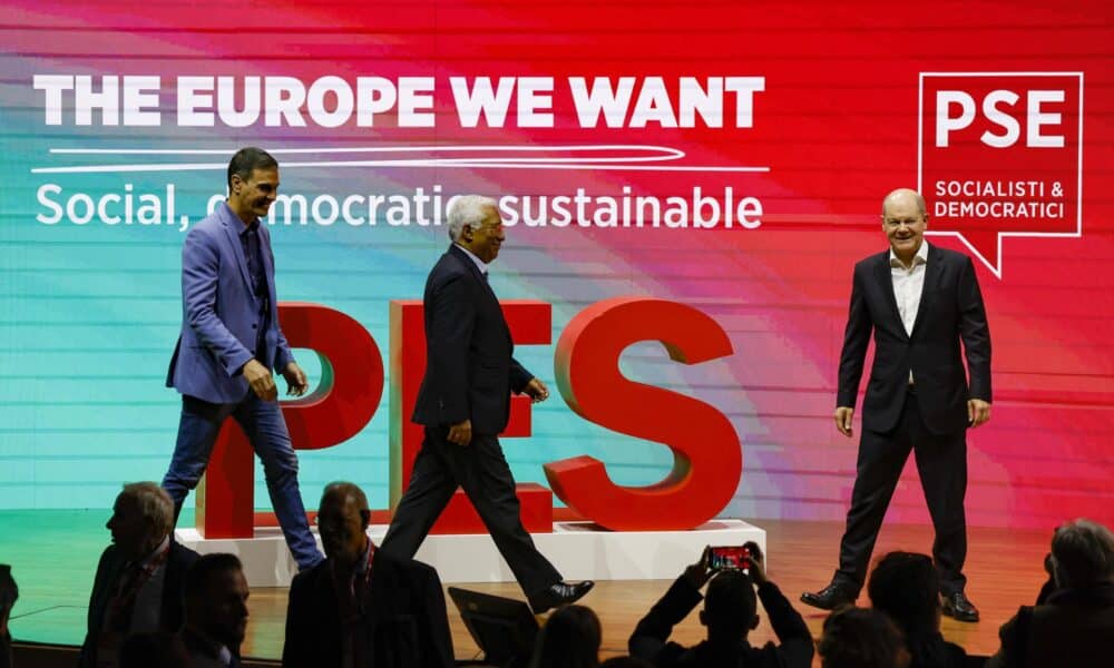 El presidente del Gobierno español, Pedro Sánchez, el primer ministro portugués, Antonio Costa, y el canciller de Alemania, Olaf Scholz, asisten al Congreso Electoral del Partido de los Socialistas Europeos (PSE), en Roma, Italia, 02 de marzo de 2024. (Alemania, Italia, Roma) EFE/EPA/FABIO FRUSTACI