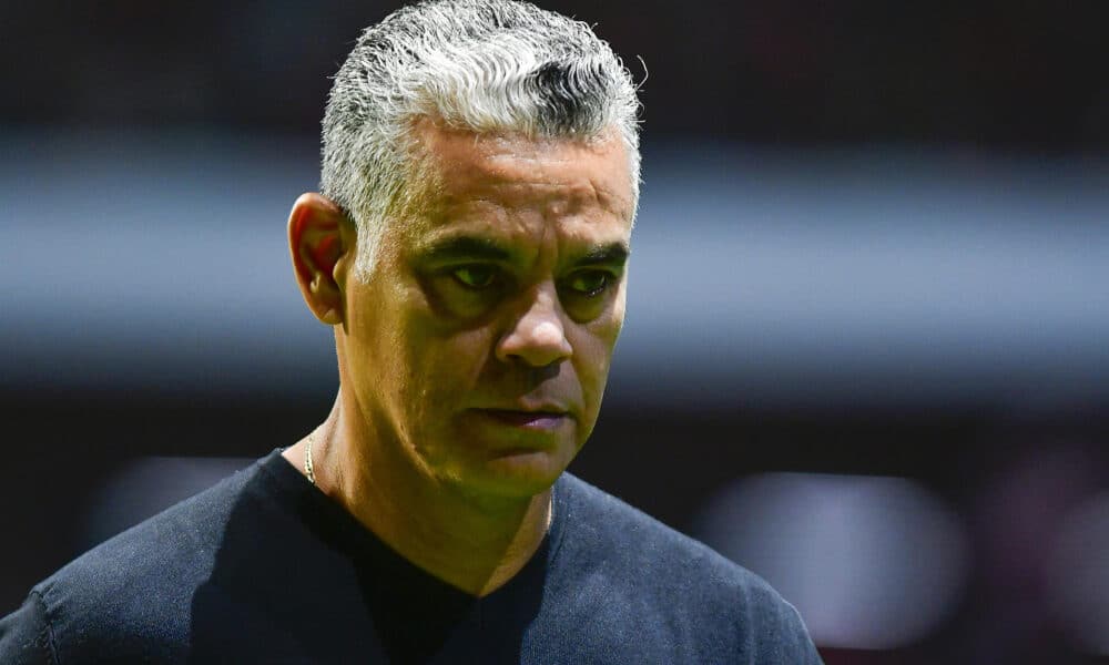 Fotografía de archivo, tomada el pasado 15 de febrero, en la que se registró al entrenador del club costarricense de fútbol Herediano, el mexicano Héctor Altamirano, durante un partido de la Liga de Campeones de la Concacaf, en el estadio Nemesio Diez, en Toluca (México). EFE/Víctor Cruz