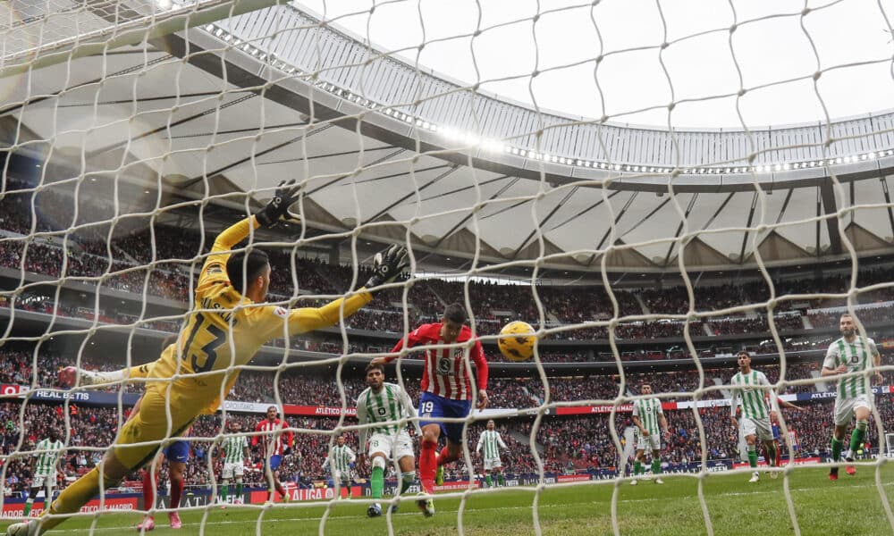 El delantero del Atlético de Madrid Álvaro Morata (c) marca el segundo gol para su equipo ante el Betis durante el partido de la jornada 27 de LaLiga EA Sports en el estadio Cívitas Metropolitano en Madrid.- EFE/ Mariscal