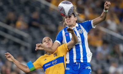 Kristina Burkenroad (d), de Rayadas, fue registrada este viernes, 15 de marzo, al disputar un balón con Cristina Ferral (i), de Tigres, durante un partido de la jornada 11 del Torneo Clausura 2024 de la Liga Femenil Mx, en el estadio BBVA, en Monterrey (México). EFE/Miguel Sierra