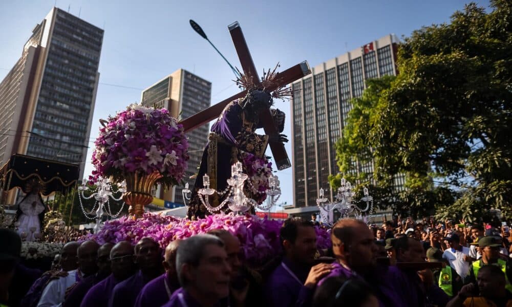 Personas participan durante la procesión del Nazareno de San Pablo este miércoles, en Caracas (Venezuela).EFE/ Miguel Gutiérrez