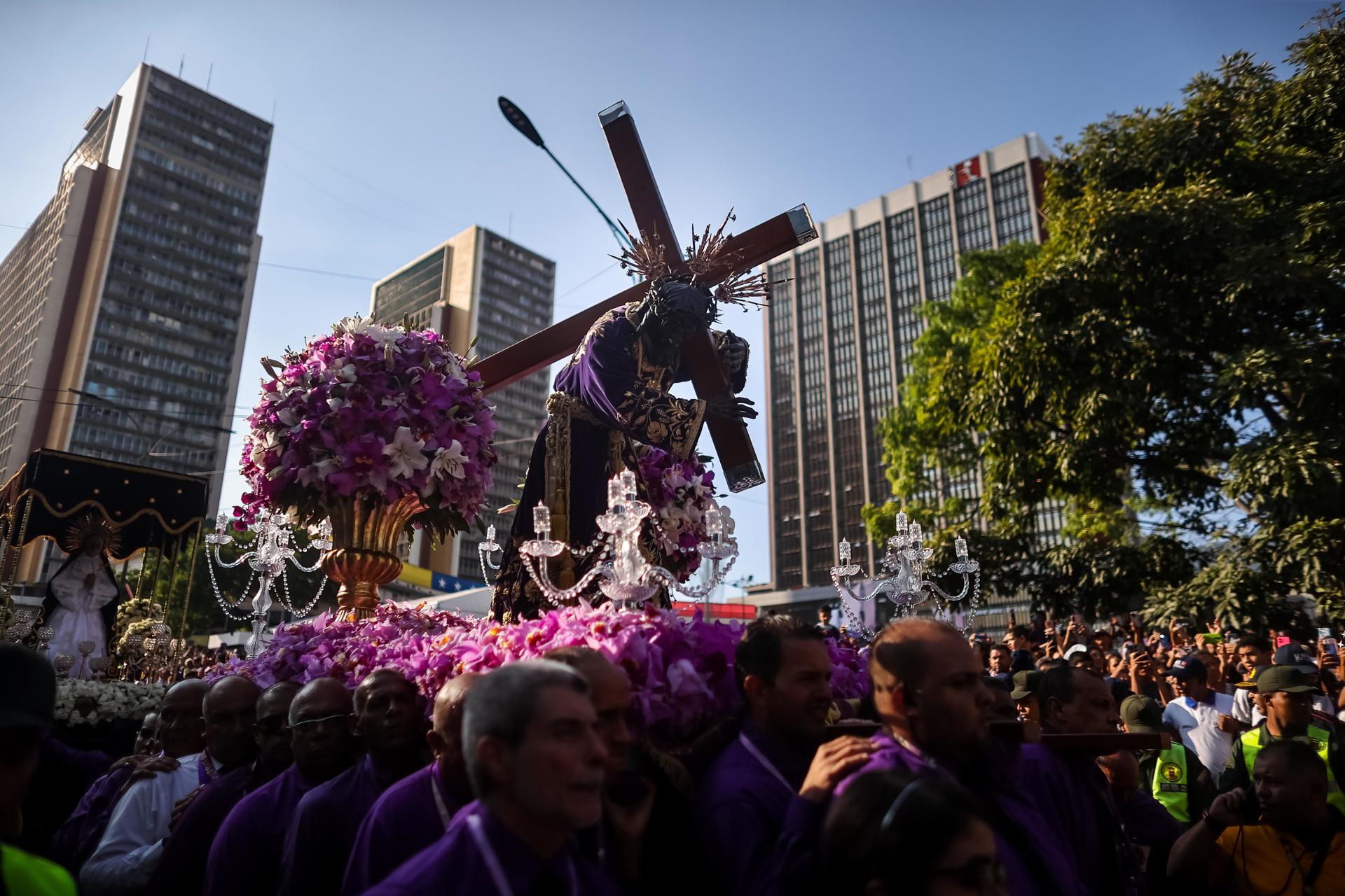 Personas participan durante la procesión del Nazareno de San Pablo este miércoles, en Caracas (Venezuela).EFE/ Miguel Gutiérrez