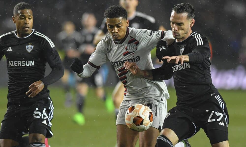 Baku (Azerbaijan), 07/03/2024.- Patrick Andrade (L) and Marko Vesovic (R) of Qarabag in action against Amine Adli (C) of Leverkusen during the UEFA Europa League Round of 16, 1st leg soccer match between Qarabag and Leverkusen in Baku, Azerbaijan, 07 March 2024. (Azerbaiyán) EFE/EPA/ROMAN ISMAYILOV