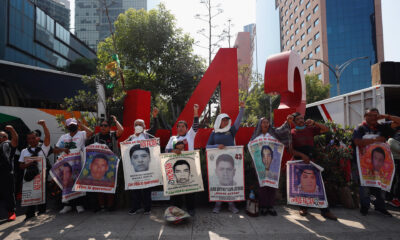 Familiares y amigos de los 43 estudiantes desaparecidos de Ayotzinapa fueron registrados el pasado 5 de marzo al marchar para exigir jusicia, en Ciudad de México (México). EFE/Sáshenka Gutiérrez