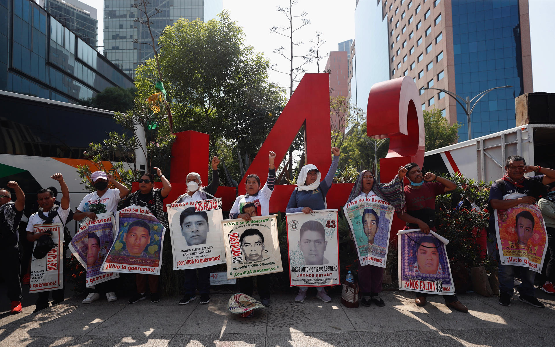Familiares y amigos de los 43 estudiantes desaparecidos de Ayotzinapa fueron registrados el pasado 5 de marzo al marchar para exigir jusicia, en Ciudad de México (México). EFE/Sáshenka Gutiérrez