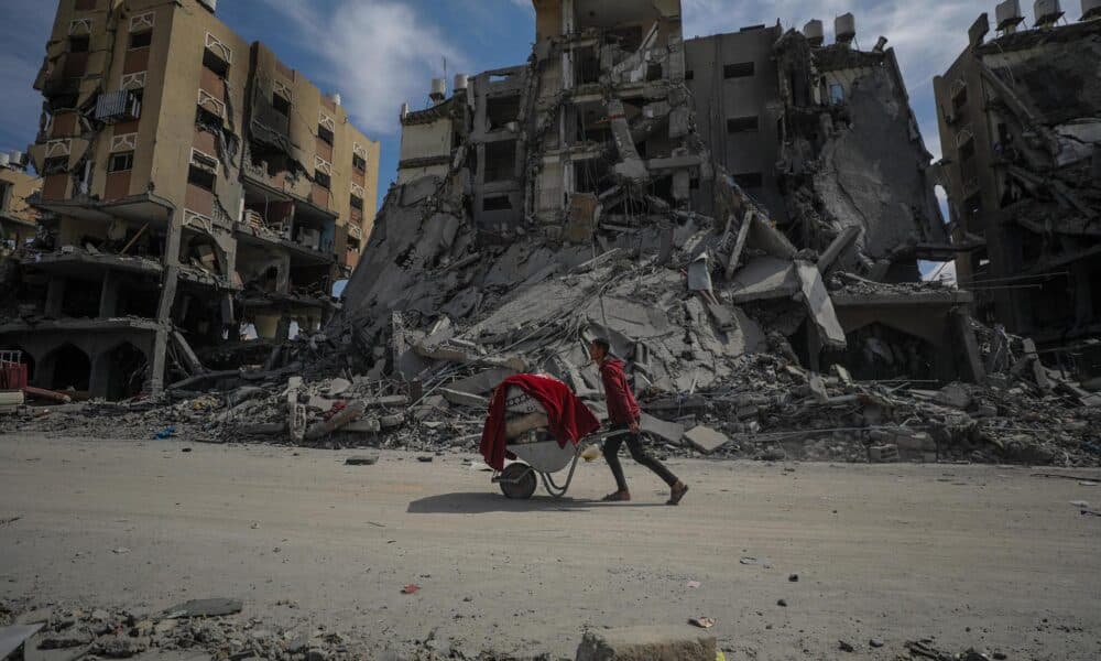 Imagen reciente de un palestino que pasa por una calle totalmente destruída por los bombardeos israelíes en Gaza. EFE/EPA/MOHAMMED SABER