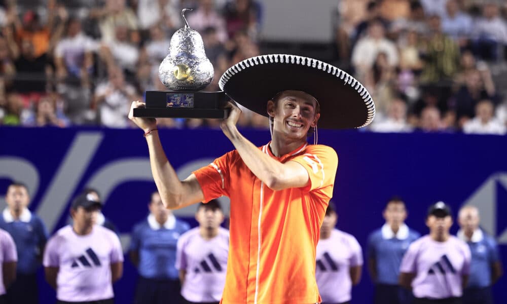 El tenista australiano Alex De Minaur, devuelve una pelota al noruego Casper Ruud, este sábado durante la final de sencillos, en el Abierto Mexicano de Tenis. EFE/David Guzmán