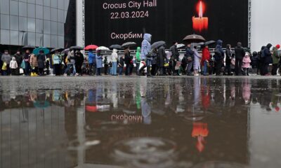 Ciudadanos expresan este domingo sus condolencias ante la sala de conciertos del Crocus City Hall, en la localidad rusa de Krasnogorsk, cerca de Moscú, tras el atentado terrorista perpetrado en ese lugar el pasado viernes. EFE/EPA/Maxim Shipenkov