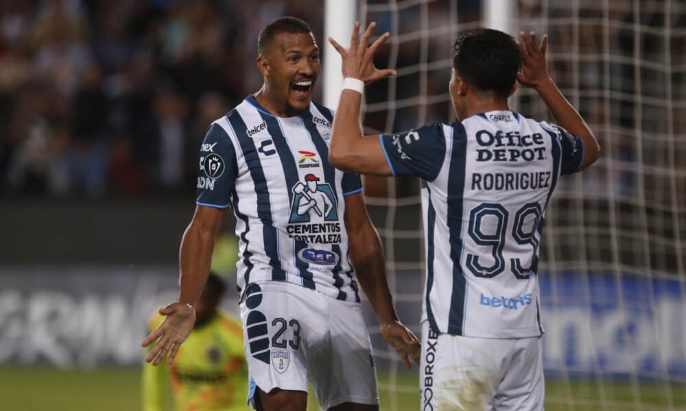 Salomón Rondón (i) de Pachuca festeja su tercer gol este jueves, en el partido de vuelta de los octavos de final de la Copa de Campeones de la Concacaf entre CF Pachuca y Philadelphia Union, disputado en el estadio Hidalgo de la ciudad de Pachuca (México). EFE/ David Martínez Pelcastre