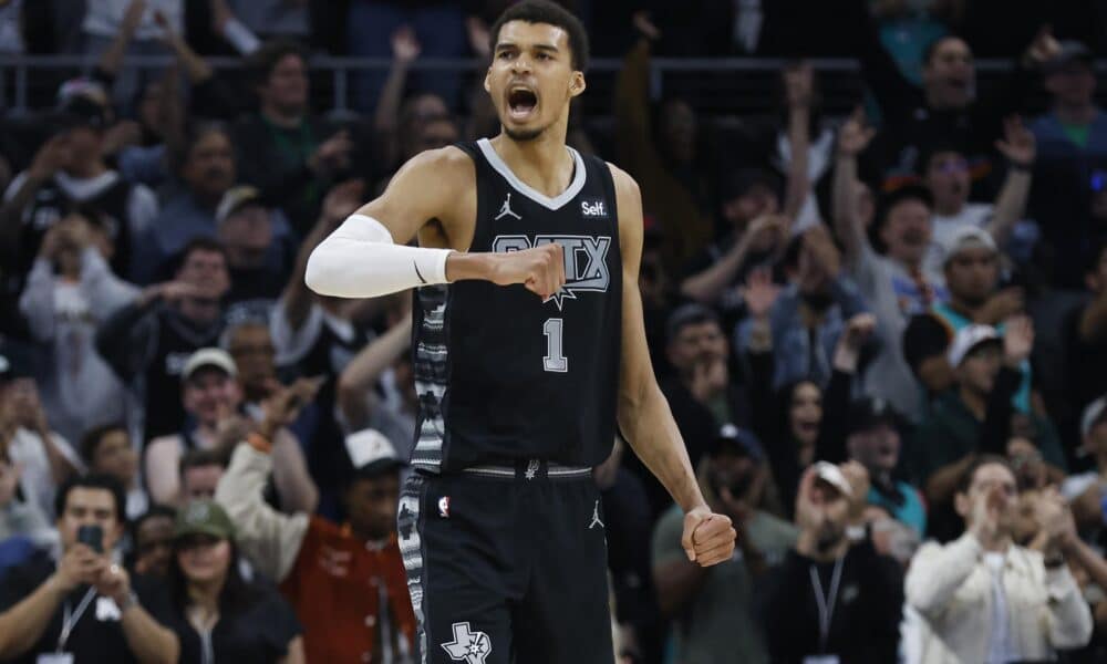 El francés Victor Wembanyama, pívot estrella de los Spurs de San Antonio, fue registrado este domingo, 17 de marzo, durante un partido de la NBA contra los Nets de Brooklyn, en Austin (Texas, EE.UU.). EFE/Adam Davis