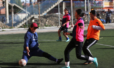 Mujeres juegan fútbol en una escuela creada por mujeres y para mujeres, el 14 de marzo de 2024, en El Alto (Bolivia). EFE/Luis Gandarillas