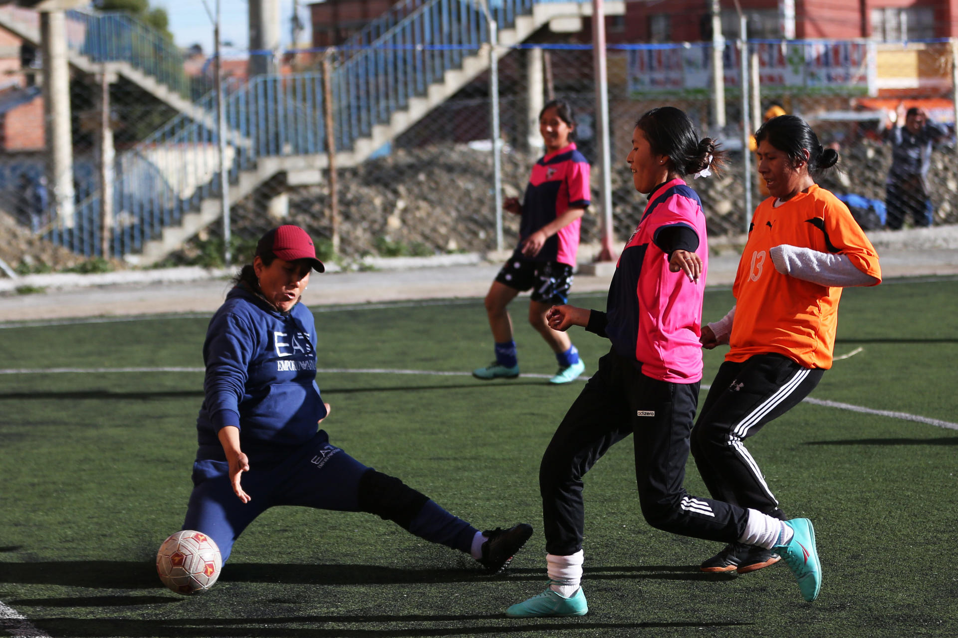 Mujeres juegan fútbol en una escuela creada por mujeres y para mujeres, el 14 de marzo de 2024, en El Alto (Bolivia). EFE/Luis Gandarillas