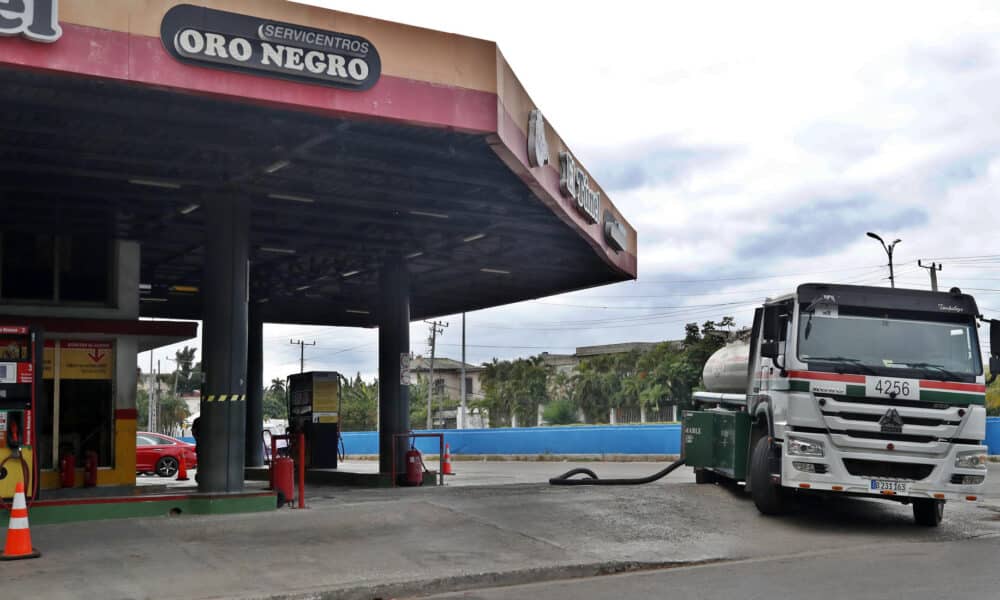 Un carro tanque de combustibles abastece una gasolinera el lunes 4 de marzo de 2024, en La Habana (Cuba). EFE/ Ernesto Mastrascusa