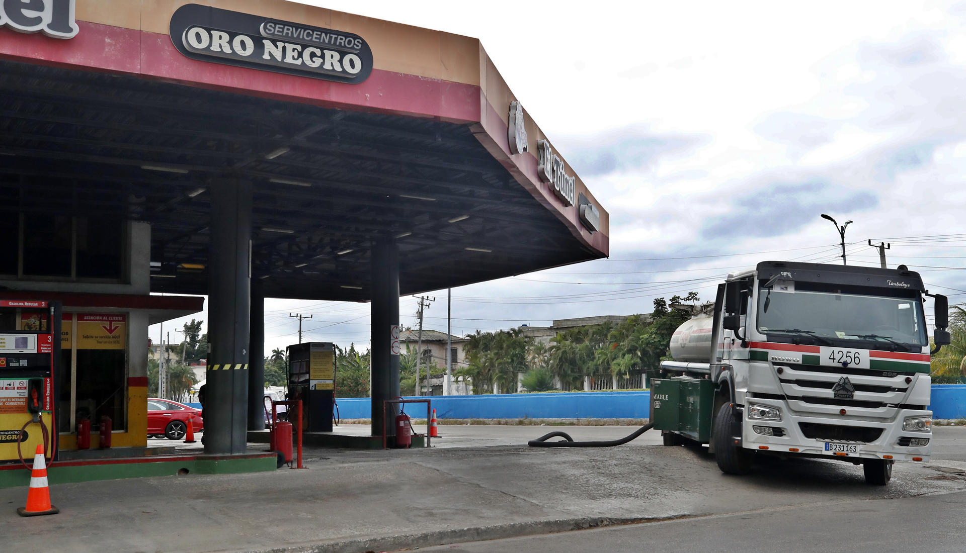 Un carro tanque de combustibles abastece una gasolinera el lunes 4 de marzo de 2024, en La Habana (Cuba). EFE/ Ernesto Mastrascusa