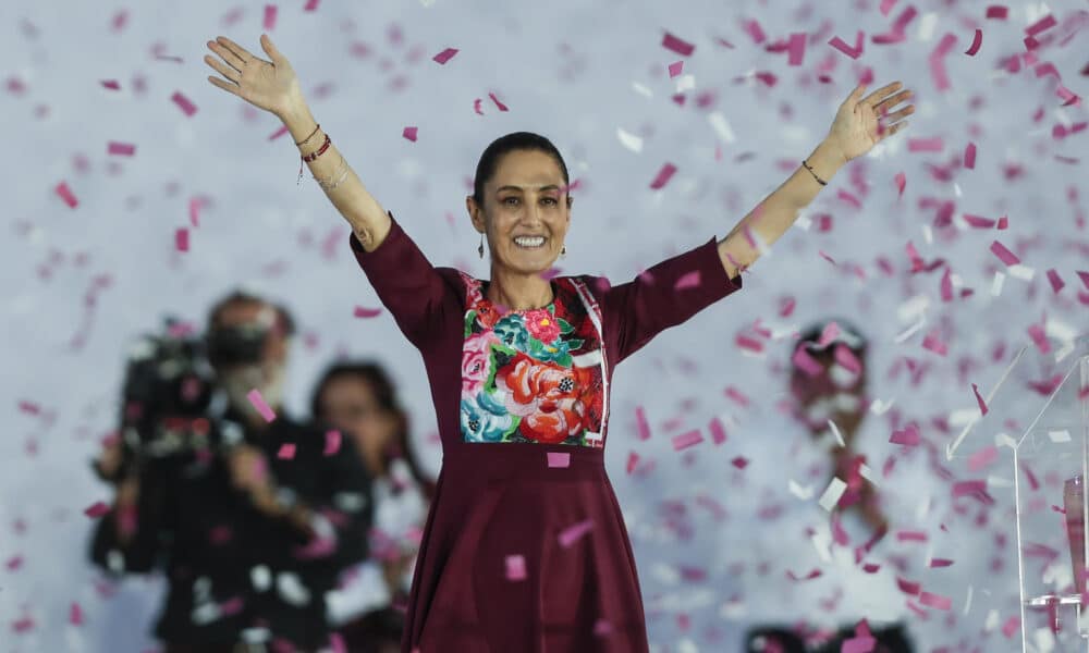 La candidata a la presidencia de México por la coalición Sigamos Haciendo Historia, Claudia Sheinbaum, saluda en un acto por el arranque de su campaña este viernes, en el Zócalo de la Ciudad de México (México). EFE/ Isaac Esquivel