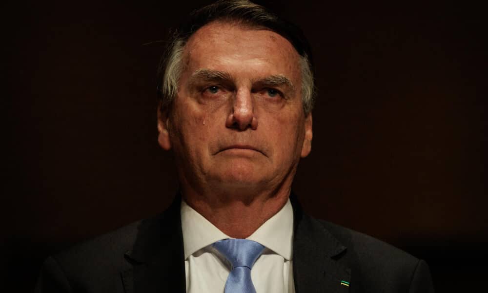 El expresidente de Brasil Jair Bolsonaro es visto durante la ceremonia en la que la ex primera dama Michelle Bolsonaro recibió el título de ciudadana este lunes, en el Teatro Municipal de São Paulo (Brasil). EFE/ Isaac Fontana