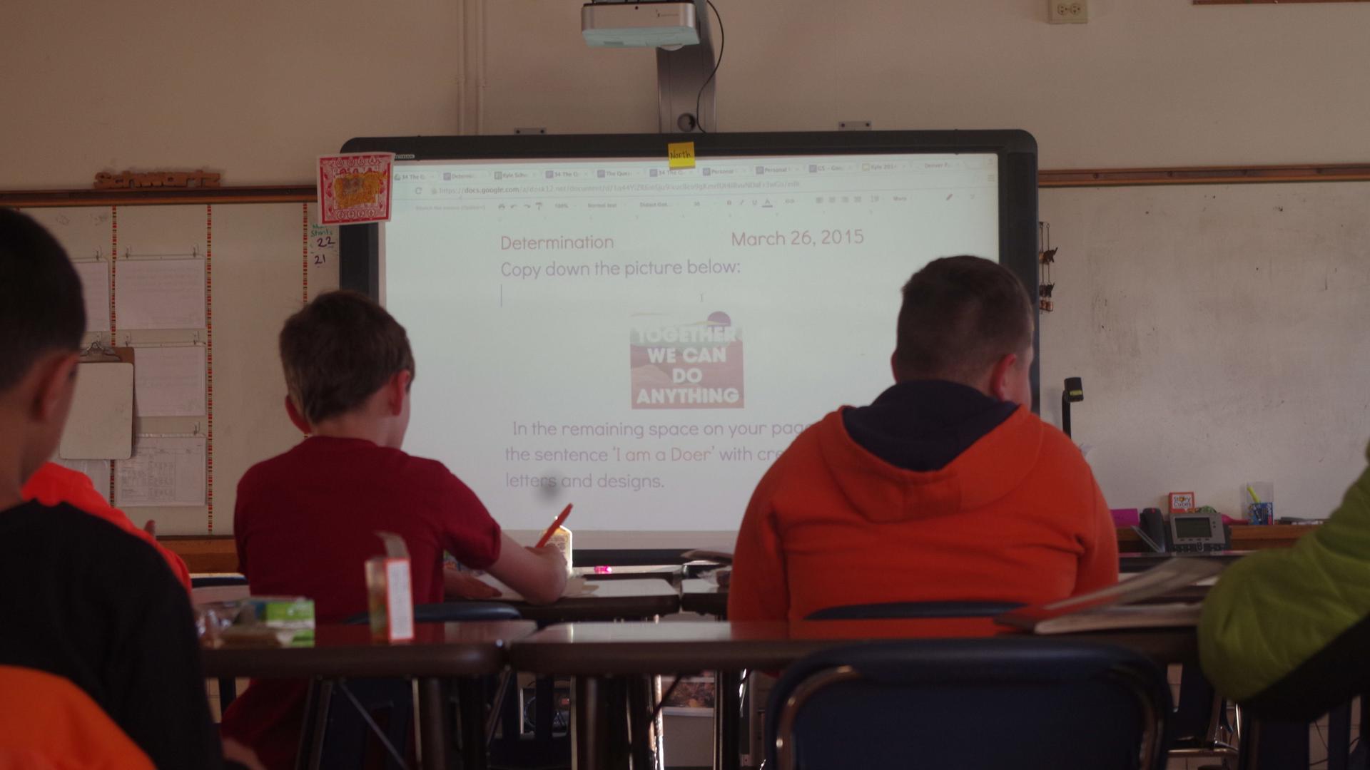 Fotografía de archivo de varios alumnos de la Escuela Primaria Doull mientras toman clase. EFE/FRANCISCO MIRAVAL