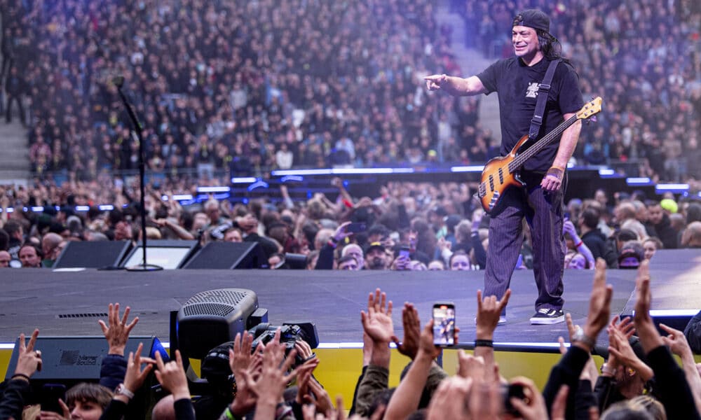 Fotografía cedida por Ross Halfin que muestra al bajista del grupo Metallica Robert Trujillo durante un concierto. EFE/ Ross Halfin