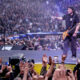 Fotografía cedida por Ross Halfin que muestra al bajista del grupo Metallica Robert Trujillo durante un concierto. EFE/ Ross Halfin