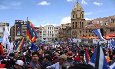 Simpatizantes participan en una marcha de celebración por el 29 aniversario del MAS, este 28 de marzo de 2024 en La Paz. EFE/ Luis Gandarillas