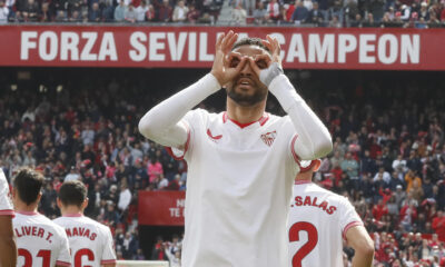 El delantero marroquí del Sevilla Youssef En-Nesyri, celebra su primer gol contra la Real Sociadad, durante el partido de LaLiga EA Sports disputado en el estadio Ramón Sánchez-Pizjuán EFE/José Manuel Vidal