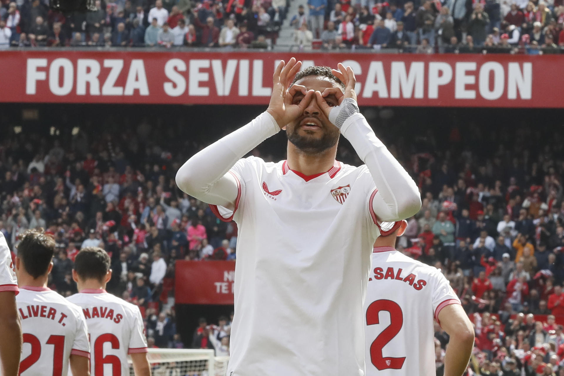 El delantero marroquí del Sevilla Youssef En-Nesyri, celebra su primer gol contra la Real Sociadad, durante el partido de LaLiga EA Sports disputado en el estadio Ramón Sánchez-Pizjuán EFE/José Manuel Vidal