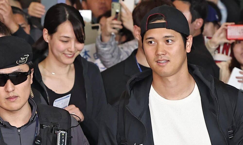 El pelotero japonés Shohei Ohtani (d) a su llegada a Seún para disputar con los Dodgers, dos partidos de comienza de la temporada de las Grandes Ligas frente a San Diego Padres. EFE/EPA/YONHAP SOUTH KOREA OUT