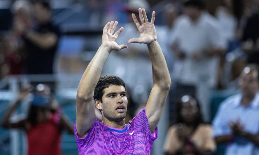 El tenista español Carlos Alcaraz fue registrado este lunes, 25 de marzo, al celebrar su victoria sobre el francés Gael Monfils, al final de un partido de los dieciseisavos de final del Masters 1.000 de Miami, en Miami (Florida, EE.UU.). EFE/Cristóbal Herrera