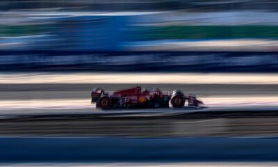 El piloto español Carlos Sainz Jr del equipo Ferrari en acción durante la sesión de entrenamientos del Gran Premio de Bahréin de Fórmula Uno, en el circuito Internacional de Bahréin en Sakhir, este viernes .-EFE/EPA/ALI HAIDER