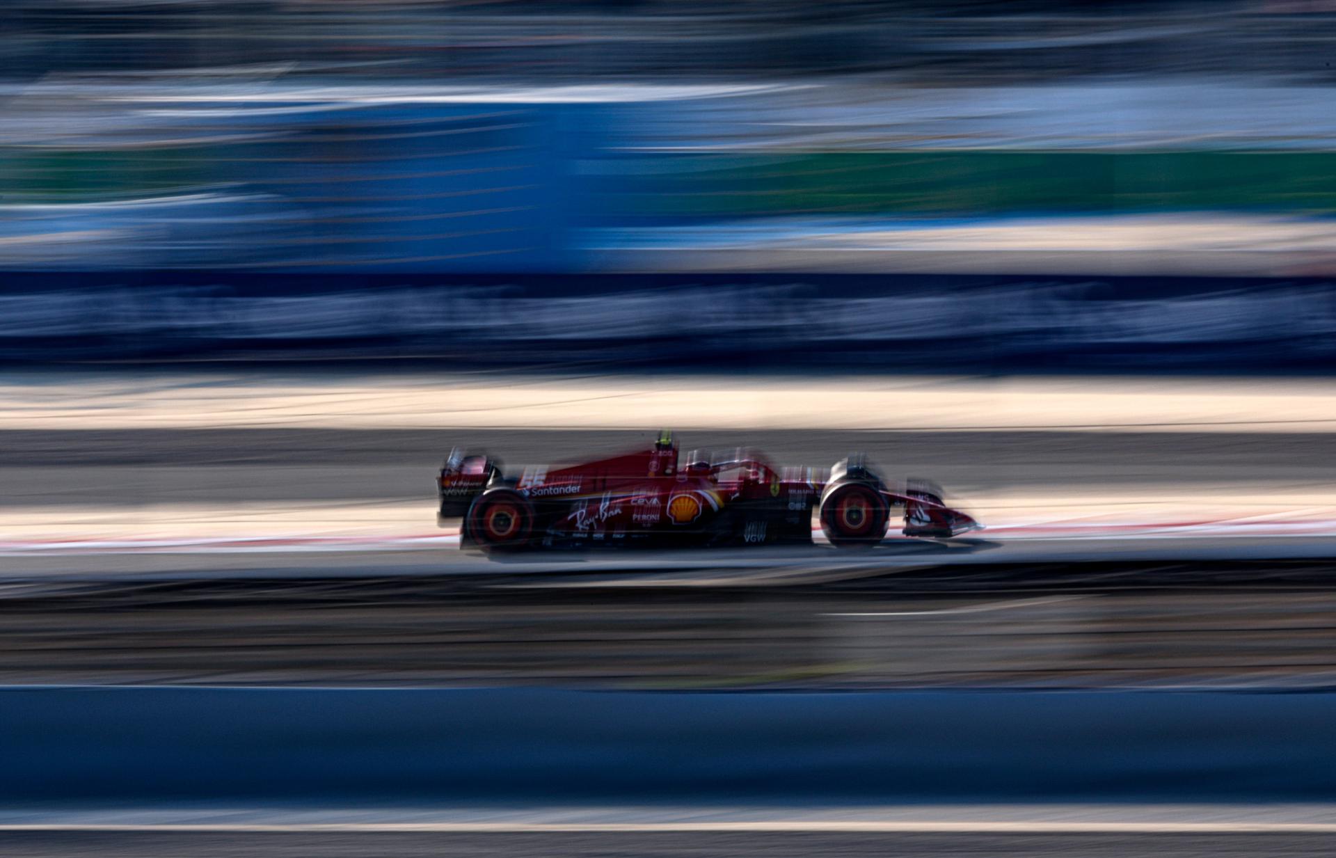 El piloto español Carlos Sainz Jr del equipo Ferrari en acción durante la sesión de entrenamientos del Gran Premio de Bahréin de Fórmula Uno, en el circuito Internacional de Bahréin en Sakhir, este viernes .-EFE/EPA/ALI HAIDER
