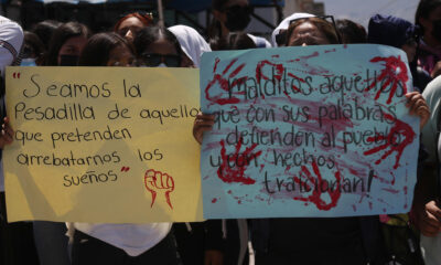 Fotografía de archivo de estudiantes de la escuela rural normal de Ayotzinapa que protestan en Chilpancingo (México). EFE/José Luis de la Cruz