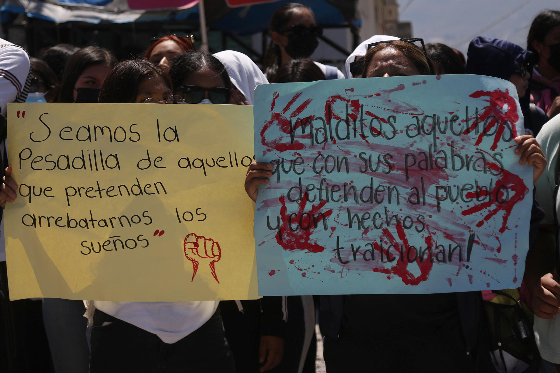Fotografía de archivo de estudiantes de la escuela rural normal de Ayotzinapa que protestan en Chilpancingo (México). EFE/José Luis de la Cruz