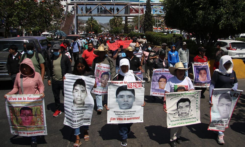 Estudiantes, maestros y activistas fueron registrados este sábado, 16 de marzo, al marchar por las calles de Chilpancingo, para exigir que se haga justicia por el asesinato del estudiante Yanqui Kothan Gómez Peralta a manos de policías estatales, en la capital del estado mexicano de Guerrero. EFE/José Luis de la Cruz