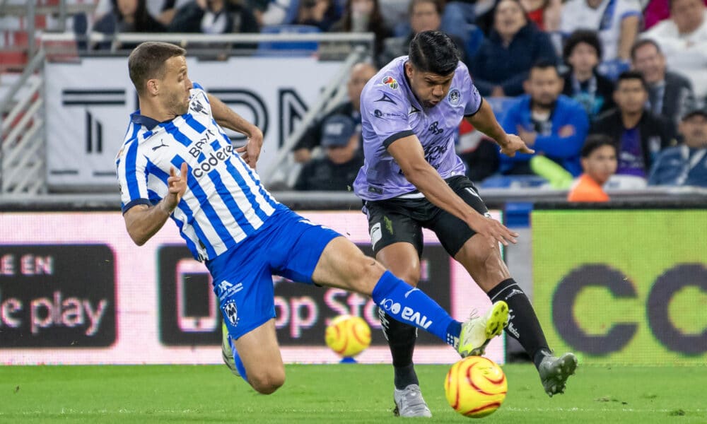 Sergio Canales (i) de Rayados disputa el balón con Jair Diaz (d) de Mazatlan durante un juego correspondiente a la jornada 11 del Torneo Clausura 2024 en el estadio BBVA de la ciudad de Monterrey (México). Imagen de archivo. EFE/Miguel Sierra