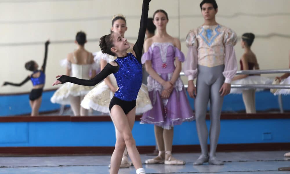 Bailarines de la compañía Fernando Alonso hacen una demostración a la prensa acreditada antes de comenzar la rueda de prensa por el XXIX Encuentro Internacional de Academias para la enseñanza del Ballet, este jueves en la sede de la compañía Fernando Alonso en La Habana (Cuba). EFE/Yander Zamora