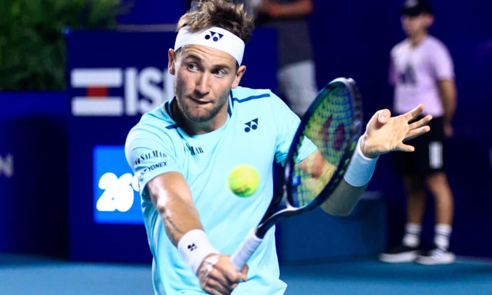 Golpe de revés del tenista noruego Casper Rudd durante la semifinal ante el danés Holger Rune del Abierto Mexicano de Tenis, en Acapulco estado de Guerrero (México). EFE/David Guzmán