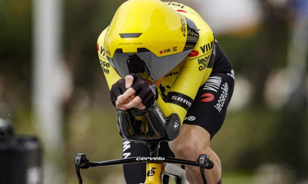 El danés Jonas Vingegaard, de Visma Lease a Bike, con el casco "futurista" de contrarreloj que durante la Tirreno Adriático. EFE/EPA/ROBERTO BETTINI